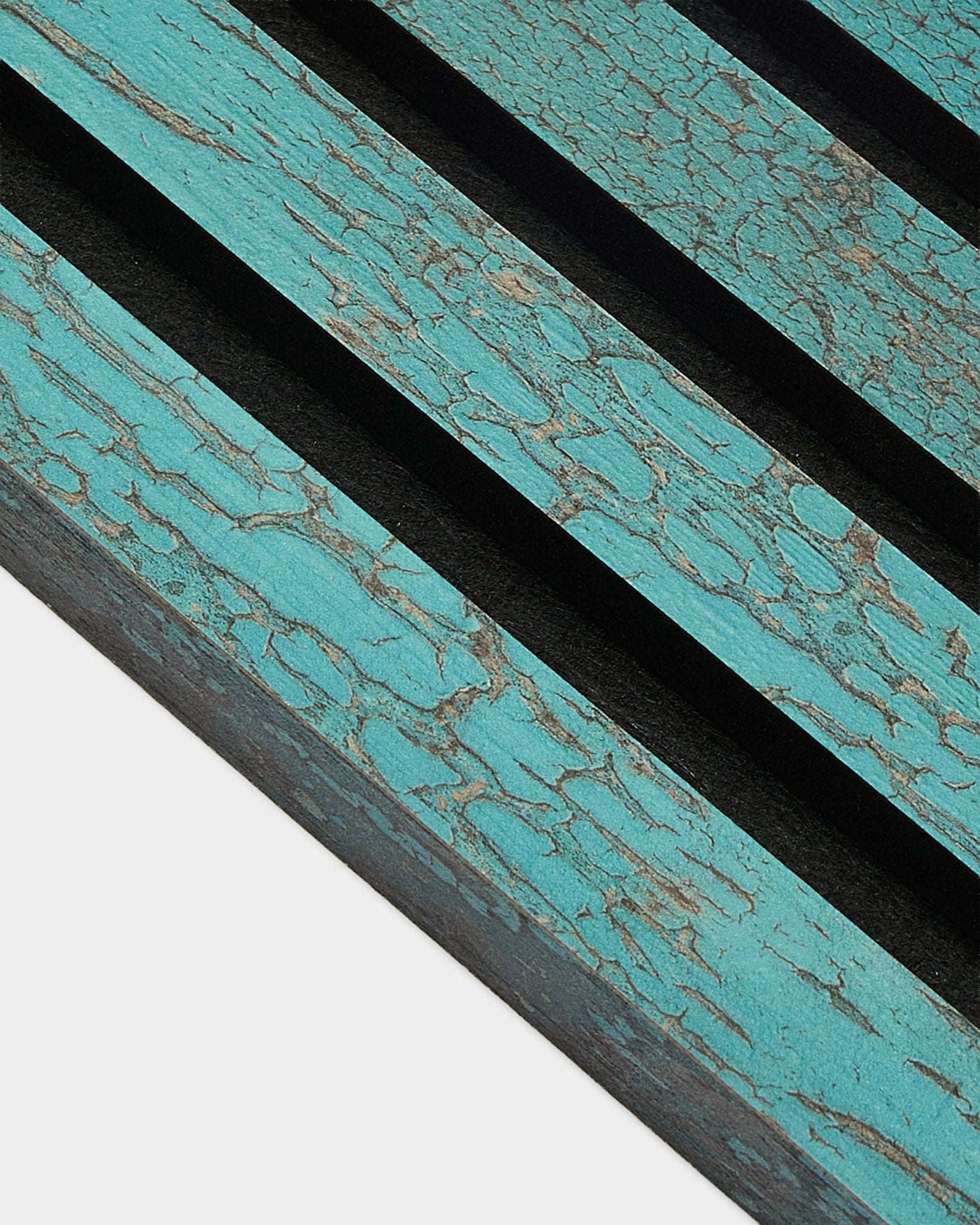 Close-up van WoodUpp Akupanel eindlamel in Oxide Blue, 2,2 cm Akoestisch paneel met een verweerde Noordse textuur en uitgesproken diagonale black groeven.